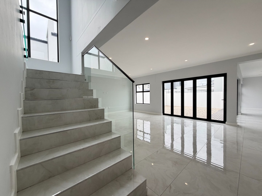 5 Bedroom Property for Sale in Sandown Western Cape